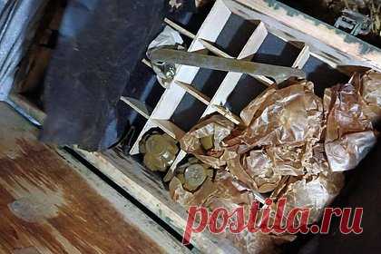 В Херсонской области силовики нашли схрон с гранатами под сеном. В Херсонской области полицейские и росгврадейцы нашли схрон с боеприпасами. Правоохранители проводили оперативно-профилактические мероприятия в селе Ровном Генического района. В заброшенном доме под сеном они нашли деревянный ящик с 11 запалами к ручному противотанковому гранатомету, девять гранат Ф-1.