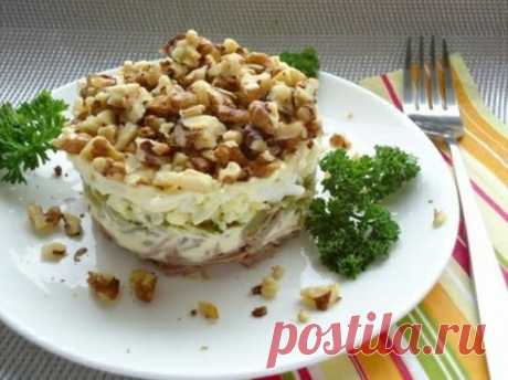 Восхитительный рыбный салат с яблоками и орехами