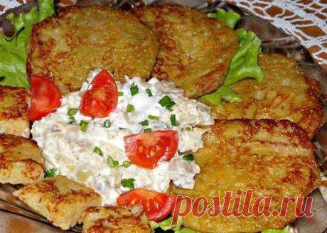 Картофельные деруны с луком и морковью,в чесночно-грибном соусе