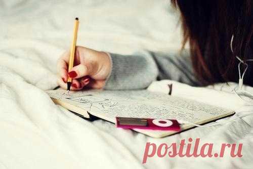 КАК ПОЛЕЗНО И ТВОРЧЕСКИ ПРОВЕСТИ ДЕНЬ БЕЗ ИНТЕРНЕТА, НО С КАРАНДАШОМ И БУМАГОЙ Профессиональное страдание фигней 1. Сходите прогуляйтесь и зарисуйте или перепишите все, что найдете у дороги. 2. Напишите письмо себе в будущее. 3. Купите что-нибудь недорогое, что символизирует вашу потребность творить (новую ручку, чашку, крупноформатную тетрадь). Пользуйтесь купленным каждый день. 4. Нарисуйте свой обед. 5. Найдите стихотворение, на которое у вас все в душе отзывается, перепишите от руки и…