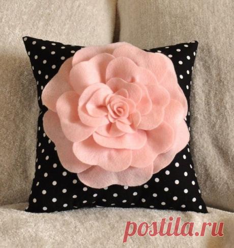 Декоративные подушки с цветами