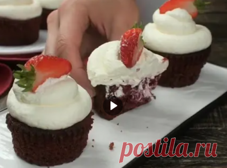 Сегодня делюсь рецептом капкейков красный бархат с вишней
Кукурузный крахмал можно заменить на картофельный, кефир берите любой жирности, начинку можно сделать по желанию, кексы и без этого получаются влажные, сливки обязательно жирные👈
Ингредиенты на 15 шт:
Тесто: Сливочное масло - 80 г Растительное масло - 120 мл Сахар - 200 г Яйца - 2 шт
Кефир 2,5% - 120 мл Мука - 160 г Кукурузный крахмал - 30 г Какао - 10 г Щепотка соли Разрыхлитель - 1 ч.л. Краситель - 2 ч.л.
Начинка...