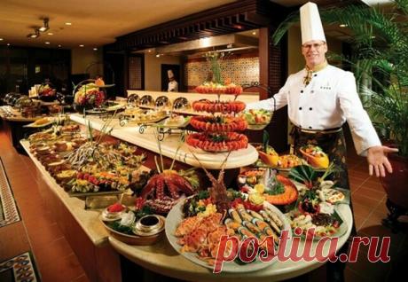 Откуда появился Шведский стол?

 
– В Швеции любят во всем эффективный и малозатратный подход. Здесь как нельзя лучше подходит принцип самообслуживания - экономит и время, и деньги. 

 
Принцип зародился в Швеции в те времена, когда были популярны железные дороги. В ресторанах на вокзалах всегда спешка, все хотят успеть поесть до отправки своего поезда. Тогда-то и придумали владельцы «Шведский стол» 
___________________
Where did the buffet come from?

 
- In Sweden love i...