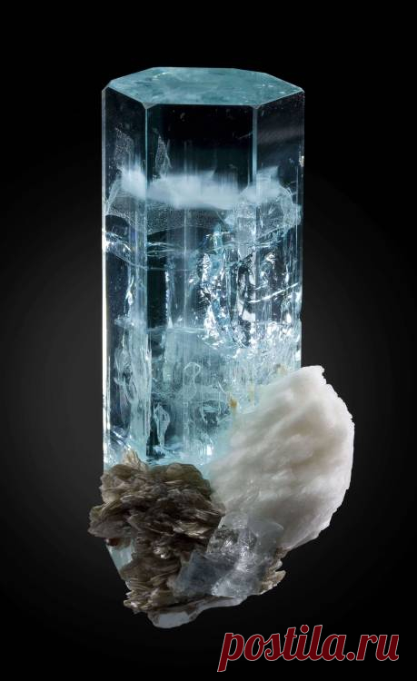huntingthenemesis:
“ Aquamarine with Cleavelandite and Muscovite via /r/MineralPorn http://ift.tt/1wAN7Jf
”