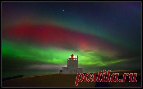 Полярное сияние над маяком на юге Исландии. Автор фото -  Виктория Роготнева. / Социальная погода