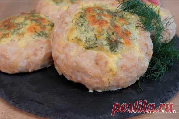 Мясные ватрушки с сыром Сочные и аппетитные мясные ватрушки с сырной начинкой с укропом и чесноком запеченные в духовке - очень вкусное блюдо. К нему можно подавать любимый гарнир или использовать как самостоятельное второе блюдо. Если не знаете, что приготовить из фарша интересного и необычного, а привычные котлеты уже