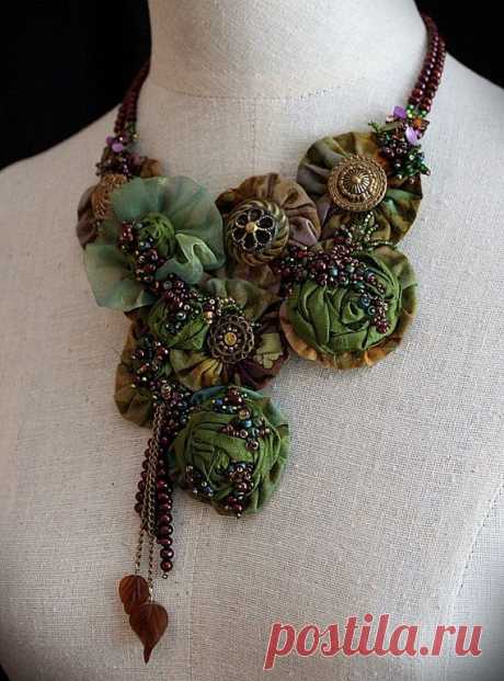 LA FEE VERTE Green Burgundy Textile Pearl Necklace