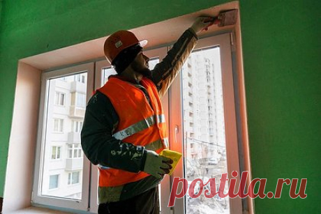 Россиянам объяснили традицию красить полстены в подъезде