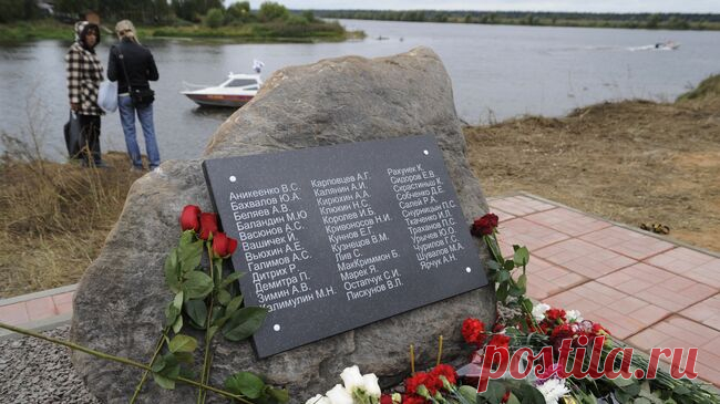 Полиция нашла вандала, исписавшего краской мемориал погибших хоккеистов