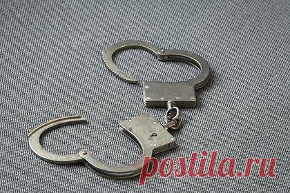 Российский ученый получил условный срок за злоупотребления. Бывшего директора Института проблем морских технологий (ИПМТ) Дальневосточного отделения Российской академии наук Александра Щербатюка осудили за злоупотребление должностными полномочиями. Об этом сообщает «Коммерсантъ». Щербатюка приговорили к двум с половиной годам лишения свободы условно.