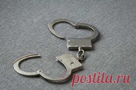 Российский ученый получил условный срок за злоупотребления. Бывшего директора Института проблем морских технологий (ИПМТ) Дальневосточного отделения Российской академии наук Александра Щербатюка осудили за злоупотребление должностными полномочиями. Об этом сообщает «Коммерсантъ». Щербатюка приговорили к двум с половиной годам лишения свободы условно.