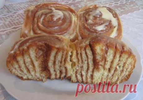 БУЛОЧКИ С КОРИЦЕЙ 🍪 ИНГРЕДИЕНТЫ: Тесто: ● 200 гр. молока ● 11 гр. сухих дрожжей (или 50 гр.свежих) ● 2 яйца ● 1/3 пачки маргарина размягченного ● 100 гр. сахара ● 600-700 гр. муки (сколько тесто возьмет) ● 1 ч.л. соли ● 1 ст.л. клейковины ( в 1 ст.л. без горки муки постепенно добавлять немного водички и перемешивать) Начинка в тесто: ● 1/4 пачки размягченного маргарина ● 200 гр. коричневого сахара ● 20 гр. корицы ● у меня был сахар – рафинад Крем: ● 50 гр. сливочного сыра (у меня Альметте) ●…