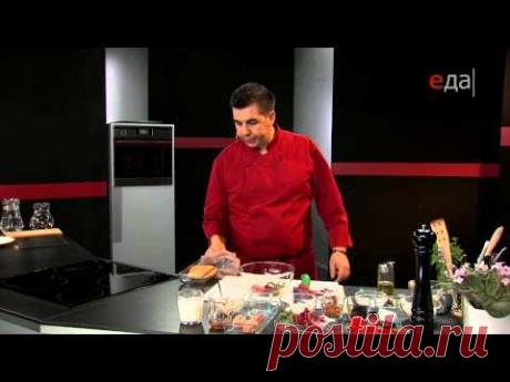 Куриный шницель на ореховом креме с пестрым салатом