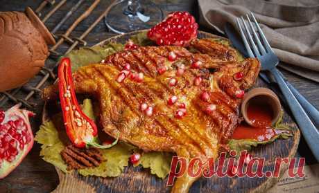 Курица по-грузински: рецепты чахохбили, чкмерули и цыпленка табака от шеф-повара Мамии Джоджуа Шеф-повар грузинского ресторана ""Казбек"" Мамия Джоджуа продолжает вести свой блог в рубрике ""Еда и рецепты"" на HELLO.RU. В второй раскрыл секреты приготовления идеального хачапури. Новое кулинарно…