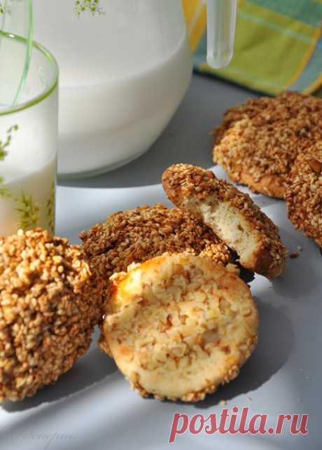 Баразек - Арабское печенье с медом и кунжутом - БУДЕТ ВКУСНО! - медиаплатформа МирТесен Масло сливочное - 100 гр.,Мука - 220 гр.,Манная крупа - 2 стакана,Сахар - 130 гр.,Яйца - 2 шт.,Молоко теплое - 3 ст.л.,Соль - 1 ч.л.,Разрыхлитель - 1 ч.л.,Мёд - 1/3 чашки (чашка чайная),Кунжут обжаренный - 2 стакана,&lt;br...