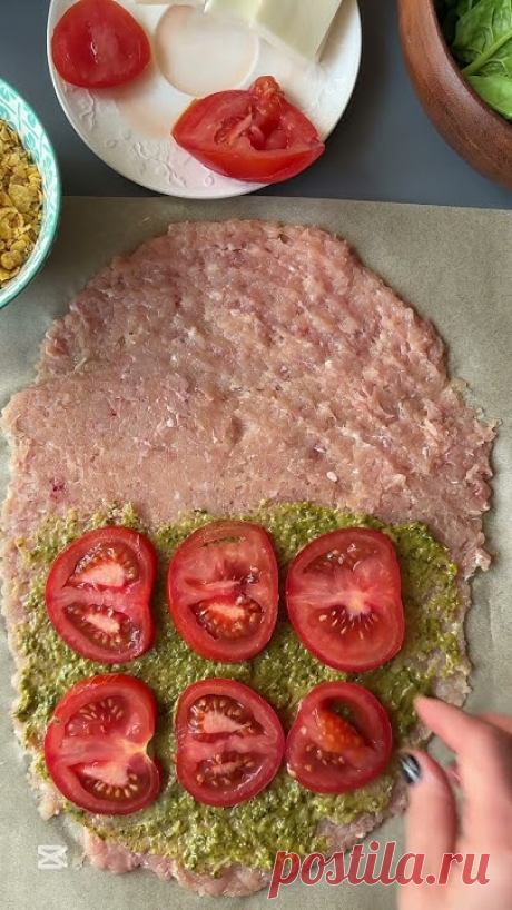 Куриный кольцоне !Подписывайся, у меня много крутых и здоровых рецептов 💚Ингредиенты:Куриный фарш-400гКукурузные хлопья ( не сладкие) 50гШпинат - горстьПест...