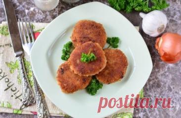 Котлеты из минтая Ингредиенты:Филе минтая — 300 г Белый хлеб — 1 ломтикЯйца куриные — 1 шт.Лук репчатый — 1 шт.Сливочное масло — 20 гСухари панировочные — 70 гВода — 100 гСоль — по вкусуРастительное масло — 30 гПриготовление:1. Мелко нарежьте...