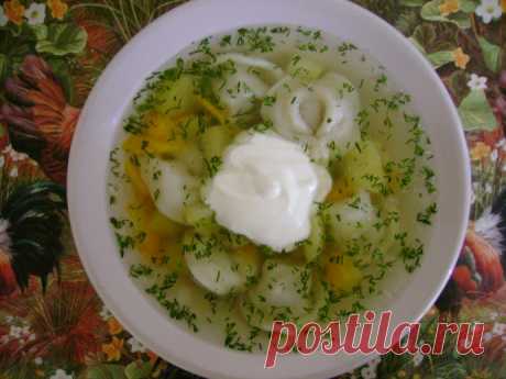 Суп с пельменями Ингредиенты:Вода – 3 литраПельмени – 500 грКартофель – 300 грМорковь – 1 штЛук – 1 штРастительное масло – 2 ст.л.Соль – по вкусуЧерный молотый перец – по вкусуПриготовление: Лук и морковку почистите, лук нарежьте кубиками, морковь натрите на мелкой терке.Обжарьте лук с морковью на...