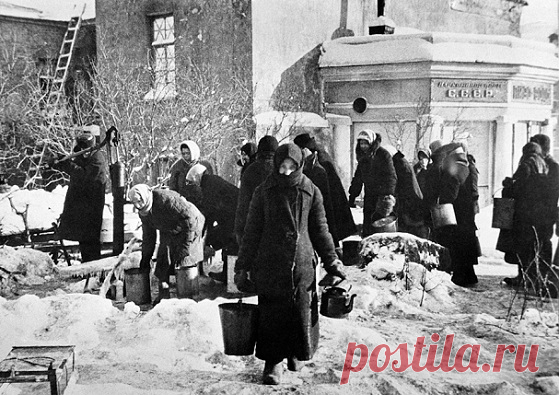 Кто в блокадном Ленинграде жил лучше всего По характеру своей деятельности несколько тысяч ленинградцев, так или иначе, имели отношение к распределению провизии в окруженном городе. Однако далеко не все из них отличались высокими моральными устоями, а потому без угрызения совести обворовывали голодающих людей, чтобы потом им же продать образовавшиеся излишки. Партийная номенклатура, продавцы, работники столовых и спекулянты обманным путем сконцентрировали в своих руках сто...