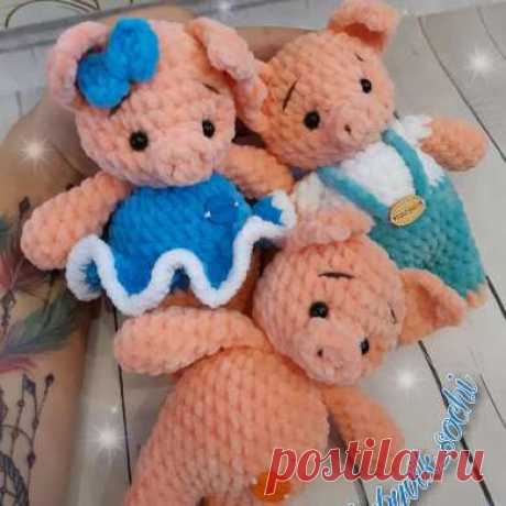 Амигуруми поросята игрушки крючком Поросята амигуруми связаны крючком из плюшевой пряжи.  Малыши получились ростом 17 см. Можно связать поросенка без одежды, а можно одеть в платье или комбинезон.