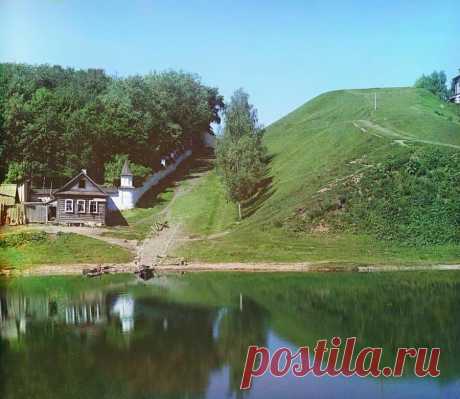 07. Крепостной вал около Борисоглебского монастыря.  
|  Торжок. «Наследие С. М. Прокудина-Горского»