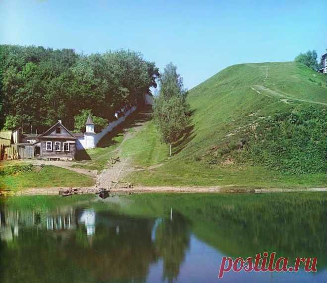 07. Крепостной вал около Борисоглебского монастыря.  
|  Торжок. «Наследие С. М. Прокудина-Горского»