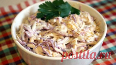 САЛАТ ИЗ КРАСНОКОЧАННОЙ КАПУСТЫ С ЧЕСНОКОМ И КОЛБАСНЫМ СЫРОМ
Капуста краснокочанная — 250 г
Сыр колбасный — 120 г
Чеснок — 1 зуб.
Яйцо куриное (вареное) — 3 шт
Майонез — по вкусу
Перец черный (мельница) — по вкусу
Соль (по вкусу и желанию)
Капусту порезать тонкой соломкой.
Залить кипятком.
Через 30 секунд, слить кипяток и обдать холодной водой. Отжать излишнюю жидкость.
Добавить тертый на крупной терке колбасный сыр и измельченный чеснок.
Затем тертые на крупной терке яйца. Поперчить. Добавит