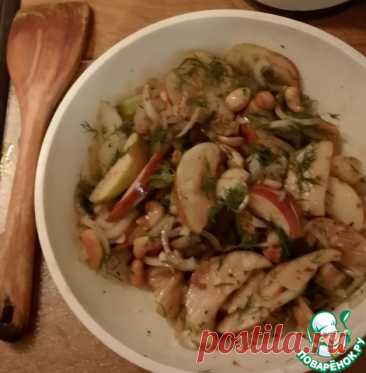 Яблоки, орехи и маринованный лук. Неожиданно я поняла, что яблок у всех очень много. Салат из яблок и жареных орешков кешью с маринованным луком в это время года поражает своим освежающим ароматом и вкусом, и также это является одной из возможностей использовать яблоки в лучшем качестве, пока их сезон длится.