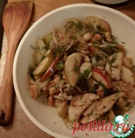 Яблоки, орехи и маринованный лук. Неожиданно я поняла, что яблок у всех очень много. Салат из яблок и жареных орешков кешью с маринованным луком в это время года поражает своим освежающим ароматом и вкусом, и также это является одной из возможностей использовать яблоки в лучшем качестве, пока их сезон длится.