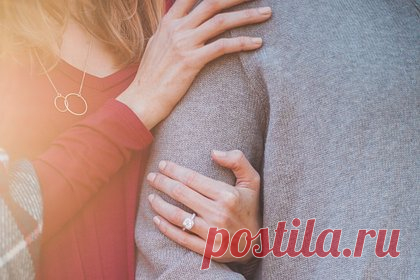 Женщина потеряла память и заново влюбилась в своего мужа. 44-летняя жительница Великобритании Стеф Харви упала с каяка, ударилась головой и потеряла память. Ее супругу пришлось терпеливо учить ее быть самостоятельной, показывать семейные альбомы и рассказывать про их общее прошлое, которое она забыла. В итоге она снова полюбила его.