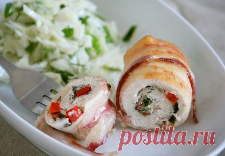С аппетитным копчёным ароматом… Куриные рулетики в беконе — Вкусные рецепты