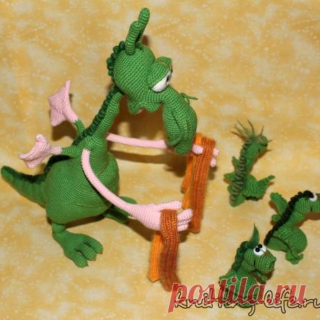 Многодетный папаша. Стихотворение про многодетного папашу, которому сложно с тремя детьми. Игрушка связана крючком.
#дракон #крючок #игрушка #вязанаяжизнь #вязание #вязаныйдракон #амигуруми #амигурумидракон #вязанаяигрушка