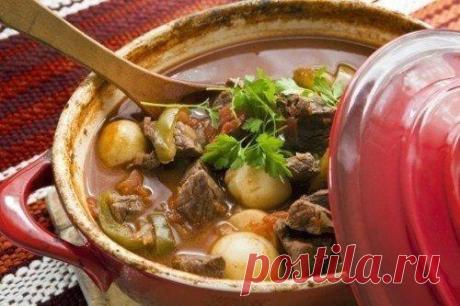 ТУШЕНОЕ МЯСО - ЛЮБИМОЕ БЛЮДО НАШИХ МУЖЧИН

 Рецепт тушеной свинины с капустой

Ингредиенты: 350 гр свинины, 1 кг капусты белокочанной, 1 луковица, 2 столовые ложки томатной пасты, по 1 столовой ложке муки, уксуса, сахара, перец-горошек, лавровый лист, соль.

Мелко нарезать свинину и выложить в сотейник с раскаленным маслом, подрумянить на сильном огне, положить лук, обжарить, затем положить мелко нарезанную капусту и накрыть все крышкой, снизить нагрев плиты до среднего, т...