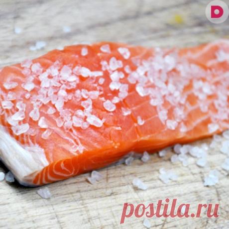 Брюшки семги являются деликатесным продуктом, обладающим нежным вкусом и содержащим большое количество полезных веществ. Их можно приобрести в магазине, а можно засолить и в домашних условиях – при условии соблюдения рецептуры и правильно выбираемой рыбы. Кроме этого, приготовление соленых брюшек семги имеет свои особенности.