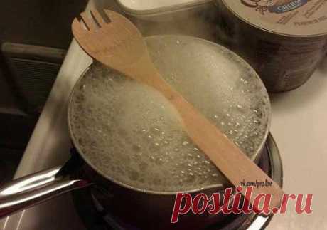 Вода не будет переливаться через край кастрюли после закипания, если поместить сверху кастрюли длинную деревянную ложку.