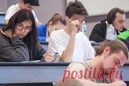 В России предложили повысить стипендии студентов до уровня МРОТ. Группа депутатов Госдумы от ЛДПР и сенатор Елена Афанасьева внесли на рассмотрение палаты законопроект о повышении стипендий студентов. Размер выплат предложили увеличить до уровня минимального размера оплаты труда (МРОТ). В правительстве инициативу не поддержали, указав, что не определены источники ее финансирования.