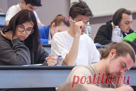 В России предложили повысить стипендии студентов до уровня МРОТ. Группа депутатов Госдумы от ЛДПР и сенатор Елена Афанасьева внесли на рассмотрение палаты законопроект о повышении стипендий студентов. Размер выплат предложили увеличить до уровня минимального размера оплаты труда (МРОТ). В правительстве инициативу не поддержали, указав, что не определены источники ее финансирования.