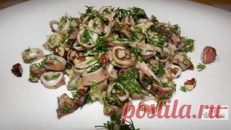 Салат с кальмарами и грецкими орехами