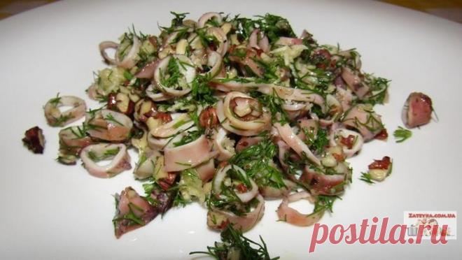 Салат с кальмарами и грецкими орехами