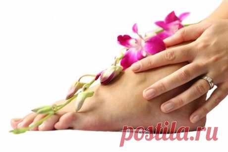 Что делать, если обувь окрашивает ноги.

Есть одно распространенное народное средство борьбы с обувью, которая красит, - обычный лак для волос. Его необходимо нанести на проблемные участки и дать высохнуть. Процедуру лучше повторить несколько раз для получения максимального эффекта. А затем протрите обработанные участки сухой тканью.
 Но существуют ит профессиональные средства для борьбы с этой проблемой.