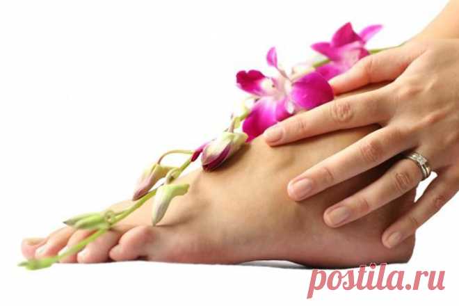 Что делать, если обувь окрашивает ноги.

Есть одно распространенное народное средство борьбы с обувью, которая красит, - обычный лак для волос. Его необходимо нанести на проблемные участки и дать высохнуть. Процедуру лучше повторить несколько раз для получения максимального эффекта. А затем протрите обработанные участки сухой тканью.
 Но существуют ит профессиональные средства для борьбы с этой проблемой.