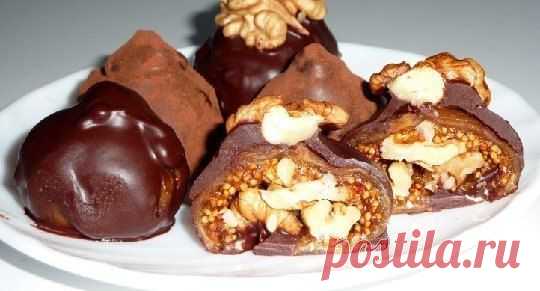 Wall | VK
Инжир замочить не надолго в кипятке, затем остудить и просушить бумажным полотенцем.
На водяной бане растопить шоколад (лучше тёмный), можно добавить немного сливочного масла.
☀ У инжира на "попке" (там видно, где попка!) делаем надрез крест-накрест и фаршируем инжир крупно-молотыми грецкими орехами, создаем форму трюфелей, инжир мягкий и послушный в руках