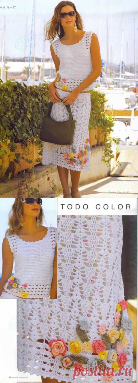 Белый костюм с треугольным узором.