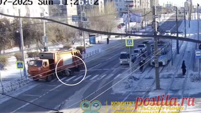 В Бурятии мусоровоз сбил женщину, выбежавшую на пешеходный переход. В Октябрьском районе Улан-Удэ мусоровоз сбил женщину, перебегавшую дорогу на красный сигнал светофора, пострадавшую не спасли. Об этом сообщает городской комитет по транспорту. Инцидент произошел на остановке "Юношеская ...