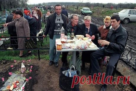 "Православные"! хватит ходить на Пасху на кладбище и пить на гробах своих родственников водку!!

КОГДА МОЖНО И НЕЛЬЗЯ ХОДИТЬ НА КЛАДБИЩЕ

Когда можно ходить на кладбище:
*в день похорон;
*на 3-й, 9-й и 40-й день после смерти;
*каждый год в день ухода человека из жизни;
*в поминальные дни – понедельник и вторник той недели, которая идет за Пасхальной;
*Мясопустная суббота, предшествующая за неделю Великому посту;
*2-я, 3-я и 4-я субботы Великого поста;
*Троицкая суббота – д...