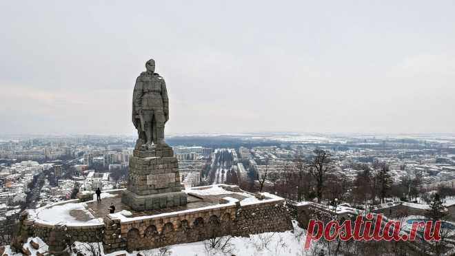 В Пловдиве устроили протест против планов демонтажа монумента "Алеша". В болгарском Пловдиве проходит общественная акция под девизом "Защитим "Алешу". Активисты Болгарской социалистической партии собрались перед зданием городского совета, протестуя против намерений местных властей демонтировать ...
