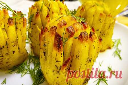 Запеченный картофель с яично-масляным соусом – рецепт с фото