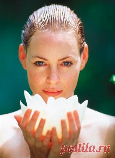 	3 столовых ложки гороховой муки,
	3 стол ложки овсяной муки,
	1/2 чайной ложки куркумы,
	2 ст. ложки оливкового масла,
	3 капельки ароматизированного масла (розового, лаванды, имбиря или любого другого), которое вам нравится, для запаха.
Берем немного этого состава, добавляем немного воды, растираем. Наносим на влажное лицо (шею, область декольте, локти, ручки) круговыми движениями. Если подержать 5 минут мыльце на коже, то оно подействует, как маска. Смываем теплой водой.