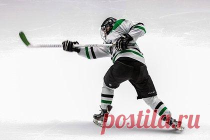 Российский подросток избил десятилетнего мальчика на хоккейной площадке. В Сахалинской области подросток избил десятилетнего мальчика на хоккейной площадке. Инцидент произошел в селе Дальнее 21 января. По словам матери пострадавшего мальчика, после тренировки дворовой команды к ее сыну подошел подросток, который начал его толкать и отбирать клюшку на глазах у тренера.