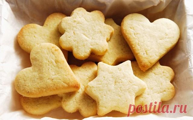 Домашнее печенье на скорую руку в виде коржиков 

- мука 3.5 стакана
- сахарный песок 1 стакан
- маргарин или масло сливочное 100-125 г
- яйцо 1 шт.
- молоко кислое (кефир, ряженка, простокваша) 0.5 стакана
- сода 0.5 чайной ложки
- ванилин или лимонная цедра по вкусу
- сахар для посыпки 1.5 столовой ложки

Соединить сахар, соду, ванилин, разбить яйцо и растереть с сахаром. 
Добавить маргарин, растереть добела. Влить кислое молоко и перемешать. 
Насыпать муку с содой и зам...